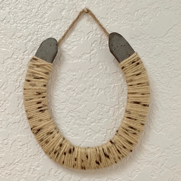 Off-White Blanket Yarn Horseshoe Wall Decor - Picture 3 of 4